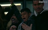 [ẢNH] Bạn gái xinh đẹp khóc nức nở nhìn Ronaldo thăng hoa