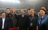 [ẢNH] Việt Nam đại thắng Thái Lan, Thủ tướng Nguyễn Xuân Phúc vui mừng với HLV Park
