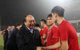 [ẢNH] Việt Nam đại thắng Thái Lan, Thủ tướng Nguyễn Xuân Phúc vui mừng với HLV Park