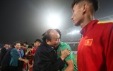 [ẢNH] Việt Nam đại thắng Thái Lan, Thủ tướng Nguyễn Xuân Phúc vui mừng với HLV Park