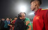 [ẢNH] Việt Nam đại thắng Thái Lan, Thủ tướng Nguyễn Xuân Phúc vui mừng với HLV Park