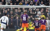 [ẢNH] Bị đạp thô bạo thế này, Harry Kane thoát gãy chân là may!
