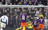 [ẢNH] Bị đạp thô bạo thế này, Harry Kane thoát gãy chân là may!