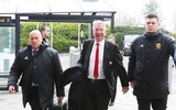 [ẢNH] Sir Alex bất chấp tuổi già, sang Nou Camp 