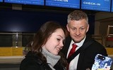 [ẢNH] Sir Alex bất chấp tuổi già, sang Nou Camp 