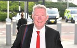 [ẢNH] Sir Alex bất chấp tuổi già, sang Nou Camp 