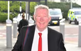 [ẢNH] Sir Alex bất chấp tuổi già, sang Nou Camp 