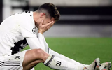 [ẢNH] Ronaldo quằn quại đau khổ khi Juve bị loại ở Champions League