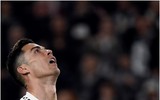 [ẢNH] Ronaldo quằn quại đau khổ khi Juve bị loại ở Champions League