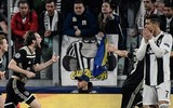 [ẢNH] Ronaldo quằn quại đau khổ khi Juve bị loại ở Champions League