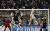 [ẢNH] Ronaldo quằn quại đau khổ khi Juve bị loại ở Champions League