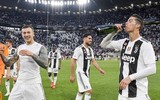 [ẢNH] Ronaldo thoải mái tu rượu khi Juve vô địch Serie A sớm 5 vòng