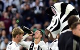 [ẢNH] Ronaldo thoải mái tu rượu khi Juve vô địch Serie A sớm 5 vòng