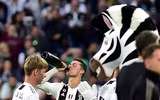 [ẢNH] Ronaldo thoải mái tu rượu khi Juve vô địch Serie A sớm 5 vòng