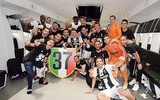 [ẢNH] Ronaldo thoải mái tu rượu khi Juve vô địch Serie A sớm 5 vòng