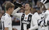 [ẢNH] Ronaldo thoải mái tu rượu khi Juve vô địch Serie A sớm 5 vòng