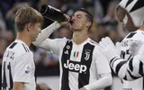 [ẢNH] Ronaldo thoải mái tu rượu khi Juve vô địch Serie A sớm 5 vòng
