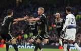 [ẢNH] Rợn người hình ảnh sao Tottenham nằm sân với khuôn mặt đầm đìa máu