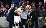 [ẢNH] Rợn người hình ảnh sao Tottenham nằm sân với khuôn mặt đầm đìa máu