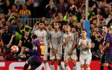 [ẢNH] Liverpool thảm bại, Salah cúi đầu trước Messi