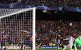 [ẢNH] Liverpool thảm bại, Salah cúi đầu trước Messi