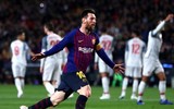 [ẢNH] Liverpool thảm bại, Salah cúi đầu trước Messi