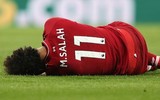[ẢNH] Va chạm đáng sợ, Salah ôm mặt khóc đau đớn trên cáng rời sân