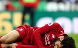 [ẢNH] Va chạm đáng sợ, Salah ôm mặt khóc đau đớn trên cáng rời sân