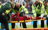 [ẢNH] Va chạm đáng sợ, Salah ôm mặt khóc đau đớn trên cáng rời sân