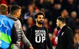 [ẢNH] Salah gây sốt khi mặc chiếc áo in thông điệp đặc biệt đến sân Anfield