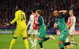 [ẢNH] Dàn sao trẻ Ajax gục xuống sân như ngả rạ sau khi bị loại nghiệt ngã