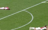 [ẢNH] Dàn sao trẻ Ajax gục xuống sân như ngả rạ sau khi bị loại nghiệt ngã