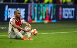 [ẢNH] Dàn sao trẻ Ajax gục xuống sân như ngả rạ sau khi bị loại nghiệt ngã