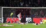 [ẢNH] Dàn sao trẻ Ajax gục xuống sân như ngả rạ sau khi bị loại nghiệt ngã