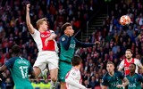 [ẢNH] Dàn sao trẻ Ajax gục xuống sân như ngả rạ sau khi bị loại nghiệt ngã