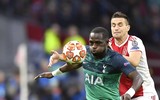 [ẢNH] Dàn sao trẻ Ajax gục xuống sân như ngả rạ sau khi bị loại nghiệt ngã