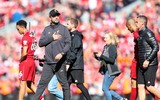[ẢNH] Liverpool gượng cười an ủi nhau khi trở thành kẻ về nhì hay nhất lịch sử