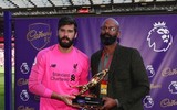 [ẢNH] Liverpool gượng cười an ủi nhau khi trở thành kẻ về nhì hay nhất lịch sử