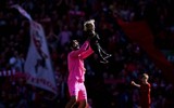 [ẢNH] Liverpool gượng cười an ủi nhau khi trở thành kẻ về nhì hay nhất lịch sử