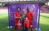 [ẢNH] Liverpool gượng cười an ủi nhau khi trở thành kẻ về nhì hay nhất lịch sử