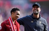 [ẢNH] Liverpool gượng cười an ủi nhau khi trở thành kẻ về nhì hay nhất lịch sử