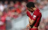 [ẢNH] Liverpool gượng cười an ủi nhau khi trở thành kẻ về nhì hay nhất lịch sử