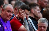 [ẢNH] Liverpool gượng cười an ủi nhau khi trở thành kẻ về nhì hay nhất lịch sử