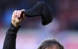 [ẢNH] Liverpool gượng cười an ủi nhau khi trở thành kẻ về nhì hay nhất lịch sử