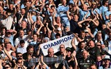 [ẢNH] Man City hưng phấn nâng cao cúp vô địch Ngoại hạng Anh lần thứ tư