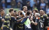 [ẢNH] Man City hưng phấn nâng cao cúp vô địch Ngoại hạng Anh lần thứ tư
