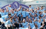 [ẢNH] Man City hưng phấn nâng cao cúp vô địch Ngoại hạng Anh lần thứ tư