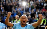 [ẢNH] Man City hưng phấn nâng cao cúp vô địch Ngoại hạng Anh lần thứ tư