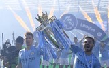 [ẢNH] Man City hưng phấn nâng cao cúp vô địch Ngoại hạng Anh lần thứ tư