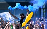 [ẢNH] Man City hưng phấn nâng cao cúp vô địch Ngoại hạng Anh lần thứ tư